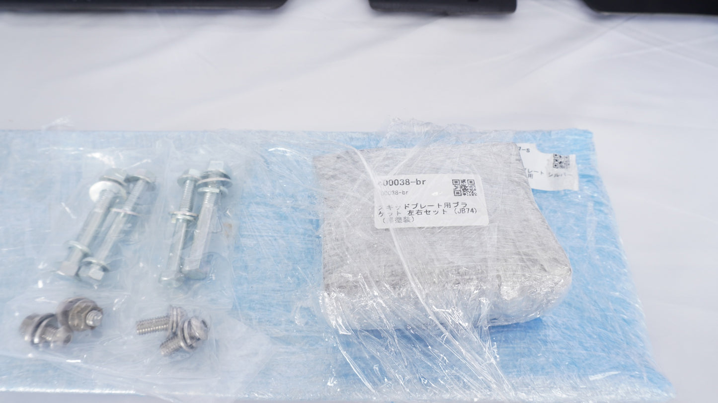 未使用品 ショウワガレージ ABSフロントバンパースポイラー 塗装済み(シボブラック) E00601 JC用穴あり シエラ JB74 ノマド JC74 バンパー / E00039 スキッドプレート付 シルバー