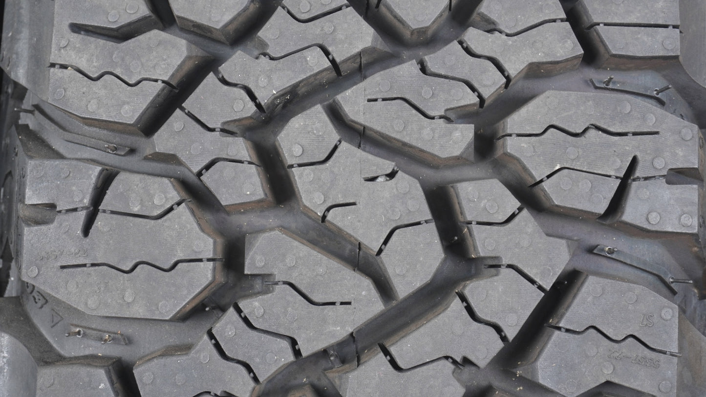 【走行僅か】【冬タイヤ規制対応】 2025年製 BFGoodrich ALL-TERRAIN KO3 グッドリッチ オールテレーン LT195/80R15 107S 4本