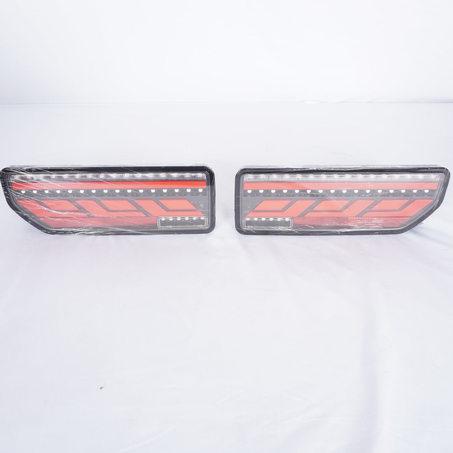 【未使用】 ショウワガレージ LEDテールランプ E00160 クリアレンズ レッドバー JB64 JB74 JC74 ジムニー シエラ ノマド